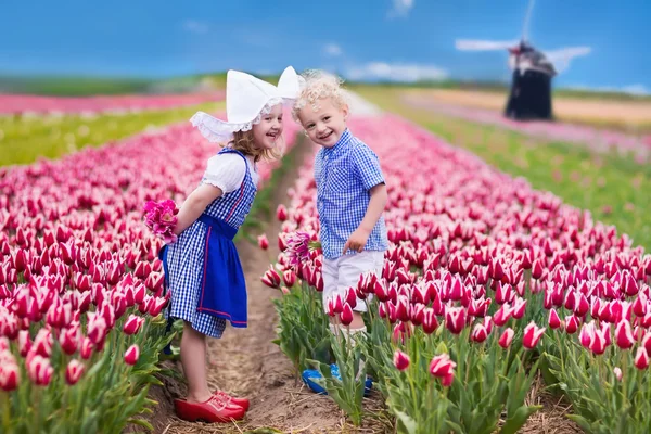 Holländische Kinder im Tulpenfeld — Stockfoto