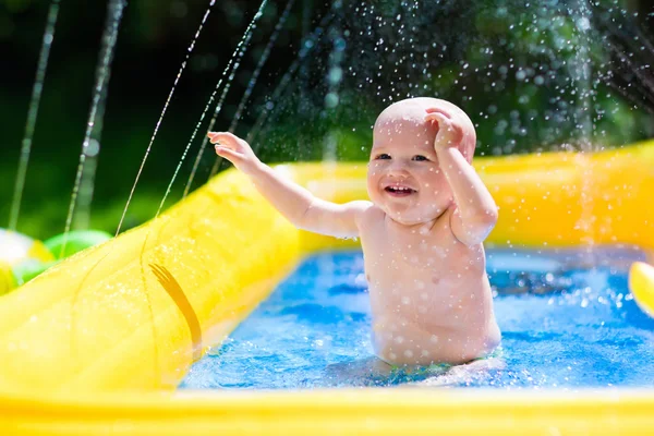 Happy baby spelar i poolen — Stockfoto