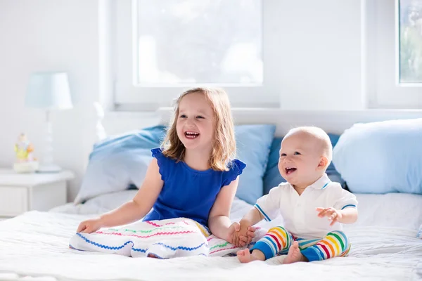 Kids playing on parents bed — Stock Photo, Image