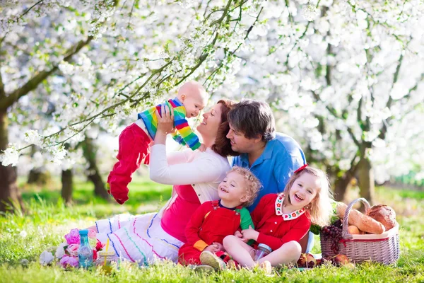 Семья с детьми наслаждается пикником в весеннем парке — стоковое фото