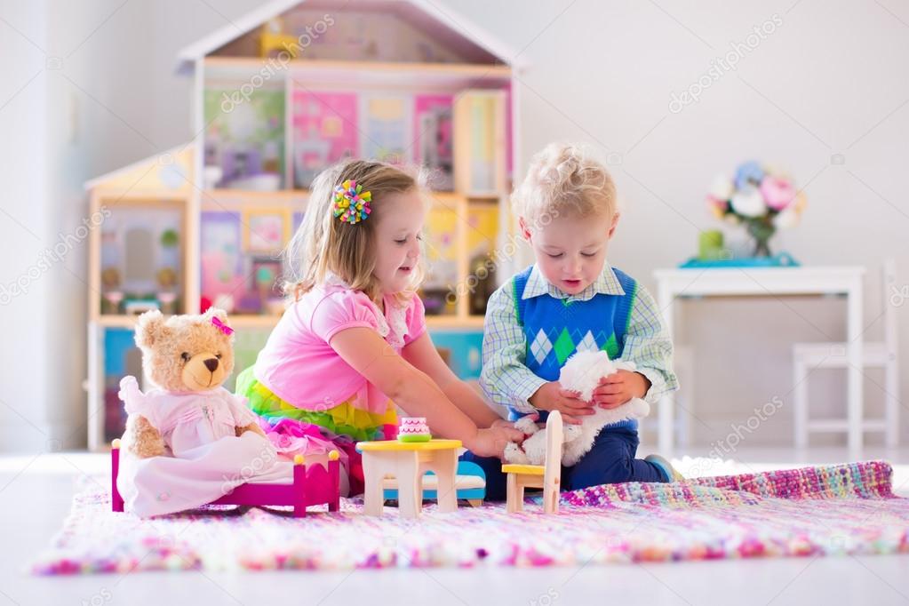 Kids playing with stuffed animals and doll house — Stock Photo