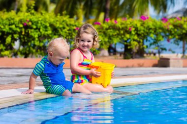 Küçük çocuklar yüzme havuzunda