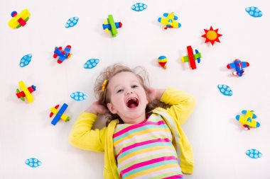 Ahşap uçak ile oynarken küçük kız