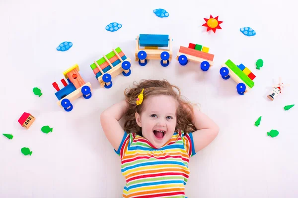 Petite fille avec train en bois — Photo