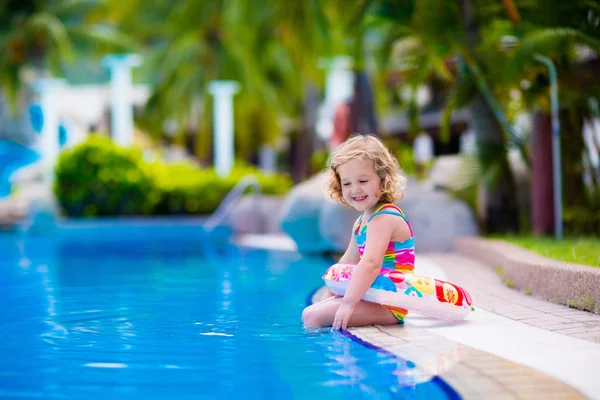 游泳池里的小女孩 — 图库照片