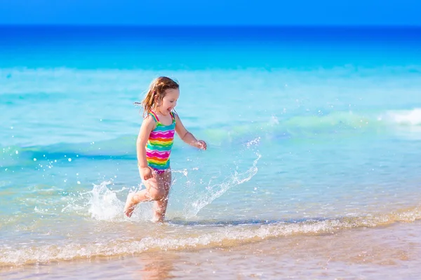 Bambina che gioca sulla spiaggia tropicale — Foto Stock