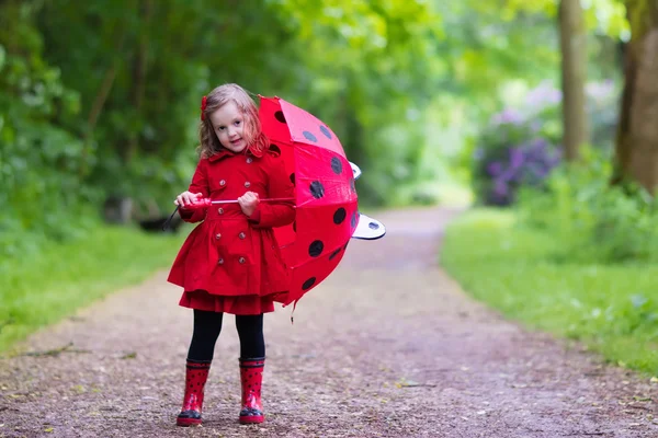 빗속을 걷는 어린 소녀 — 스톡 사진