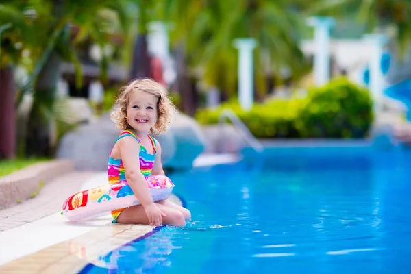 Μικρό κορίτσι στην πισίνα — Φωτογραφία Αρχείου