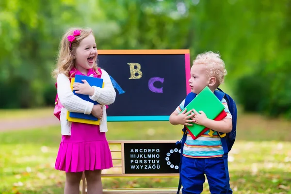 Bambini felici di essere tornati a scuola — Foto Stock