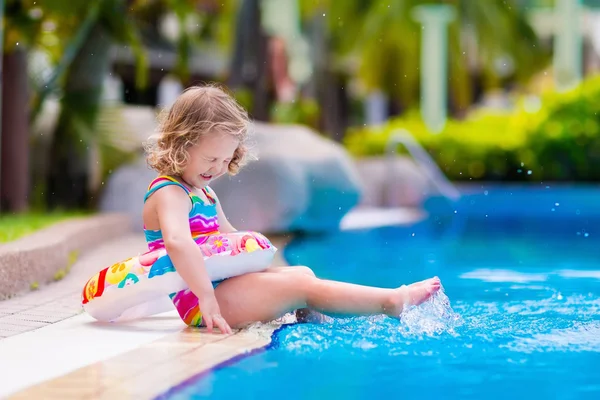 Niña en la piscina —  Fotos de Stock