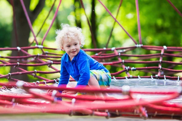 Kind hat Spaß auf Schulhof-Spielplatz — Stockfoto