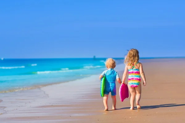 Niños con tablas de surf en la playa tropical — Foto de Stock