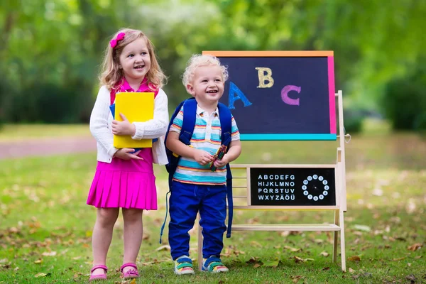 Bambini felici di essere tornati a scuola — Foto Stock