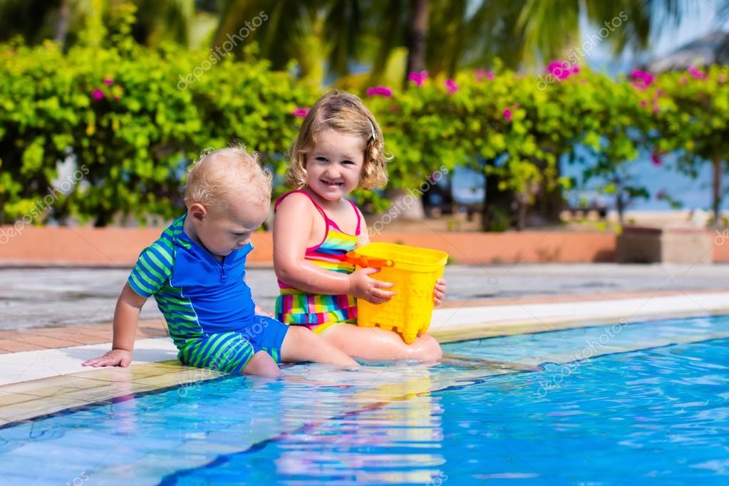 Kleine kinderen in zwembad — Stockfoto © FamVeldman #111012594