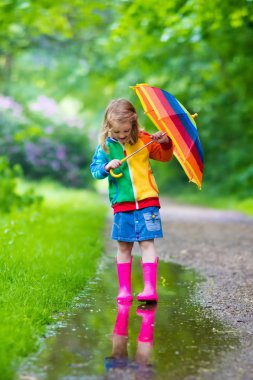 Yağmur altında oynayan çocuk