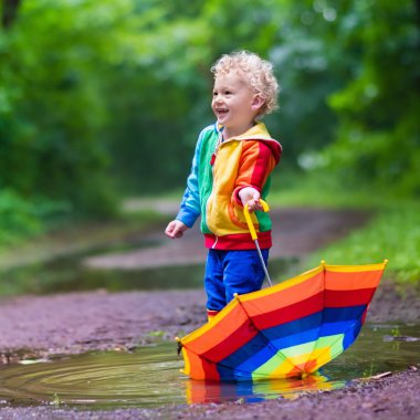 Yağmur altında oynayan çocuk