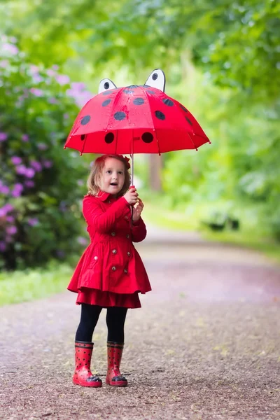 Bambina che cammina sotto la pioggia — Foto Stock