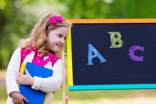 Petite fille sur son premier jour d'école — Photo