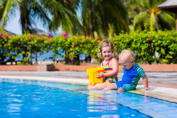 Niños pequeños en la piscina — Foto de Stock