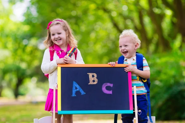 Les enfants heureux d'être de retour à l'école — Photo