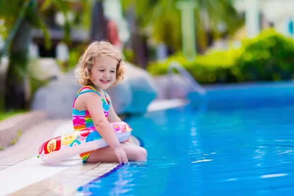 Niña en la piscina — Foto de Stock