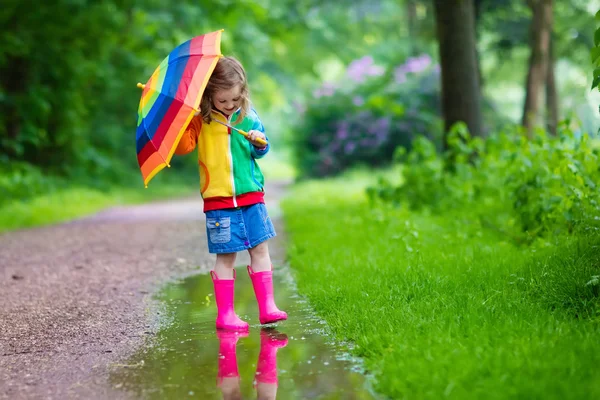 Criança brincando na chuva — Fotografia de Stock