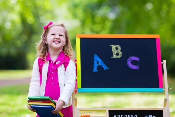 Meisje op haar eerste dag van de school — Stockfoto