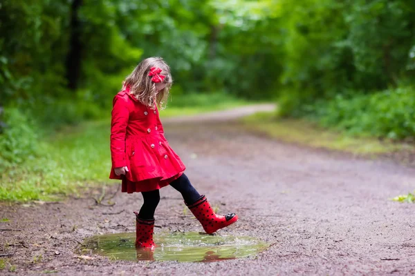 Petite fille marchant sous la pluie — Photo