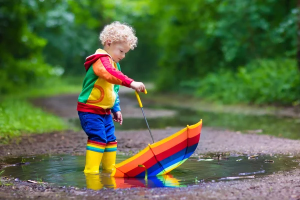 Barn leker i regnet — Stockfoto
