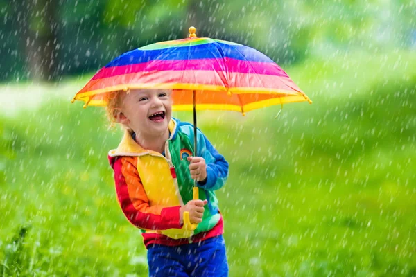 Yağmur altında oynayan çocuk