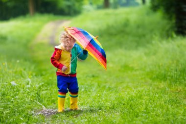 Yağmur altında oynayan çocuk