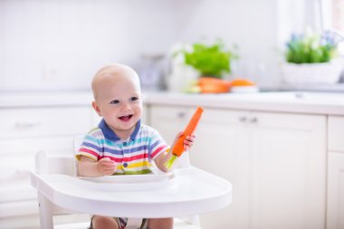 Küçük bebek havuç yeme