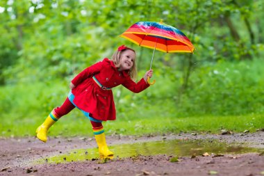 Yağmur altında oynayan çocuk