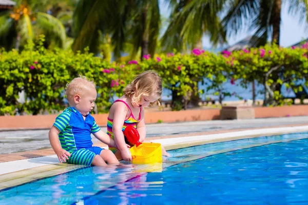 Little kids in swimming pool — Stock Photo, Image