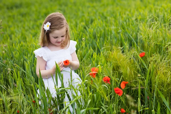 Niña en el campo de flores de amapola —  Fotos de Stock