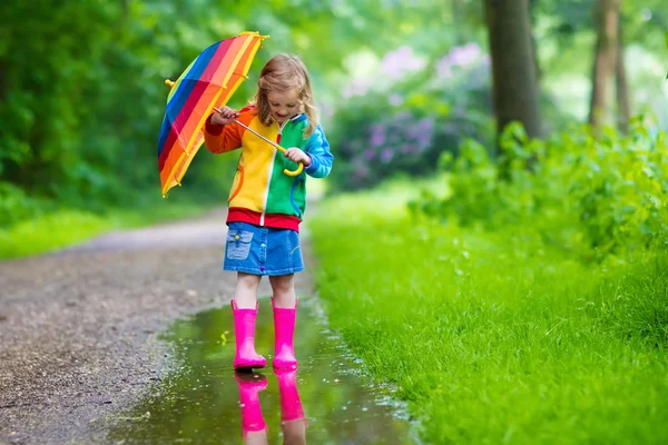 Niño jugando bajo la lluvia — Foto de Stock