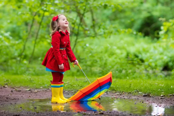 Niño jugando bajo la lluvia — Foto de Stock