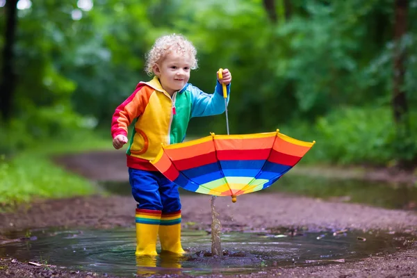 Kind spielt im Regen — Stockfoto