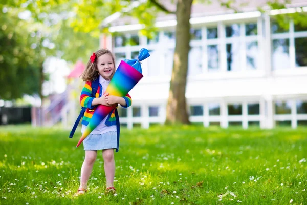 Kindje met snoep conus op de eerste schooldag — Stockfoto