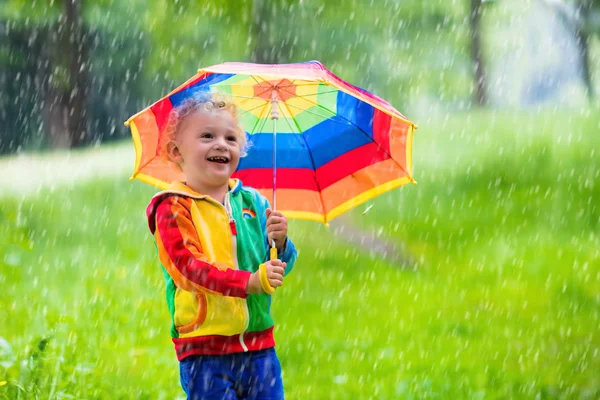 Bambino che gioca sotto la pioggia — Foto Stock
