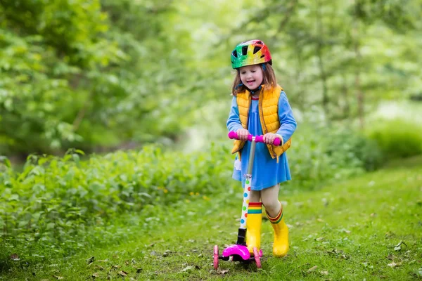 다채로운 스쿠터를 타고 어린 소녀 — 스톡 사진