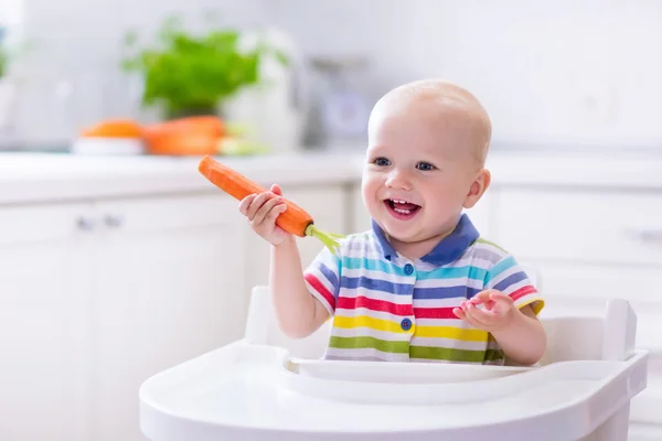 Piccolo bambino mangiare carota — Foto Stock