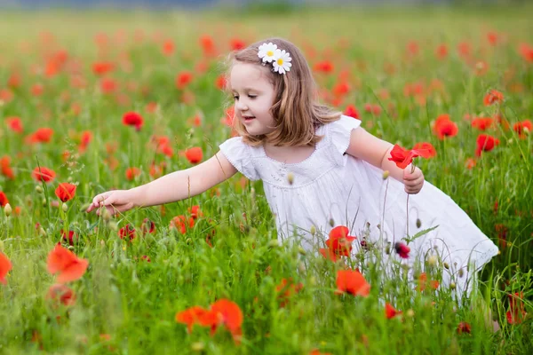 Klein meisje in Poppy bloem veld — Stockfoto