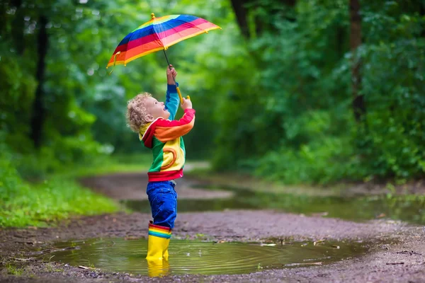 Yağmur altında oynayan çocuk — Stok fotoğraf