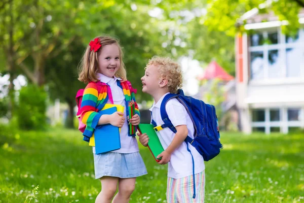 Bambini il primo giorno di scuola — Foto Stock