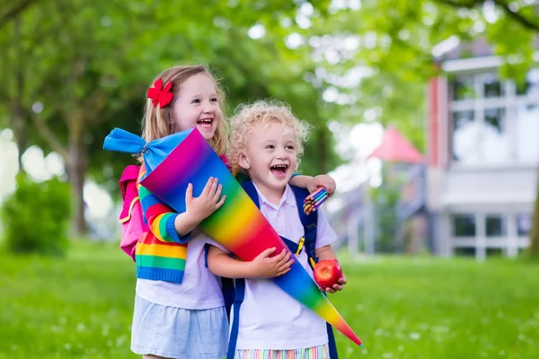 Crianças com cone de doces no primeiro dia de escola na Alemanha — Fotografia de Stock