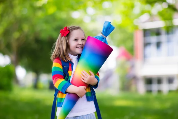 Kindje met snoep conus op de eerste schooldag — Stockfoto