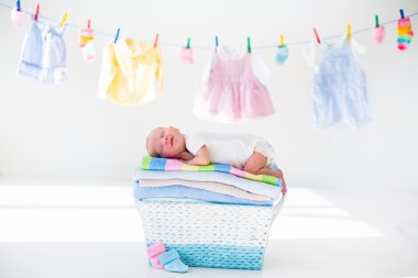 Yeni doğan bebek sepet havlu ile içinde