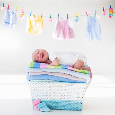 Yeni doğan bebek sepet havlu ile içinde