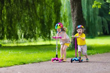 Renkli scooter sürme küçük çocuklar